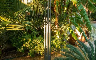 Bahçenin içerisinde yaklaşık iki metre boyunda antrasit renginde aydınlatma direği